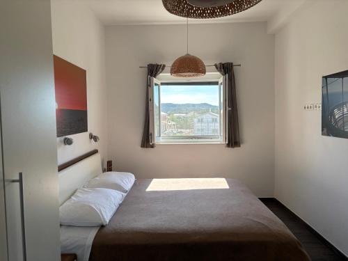 Letto o letti in una camera di Gorgonia Apartments & Suites