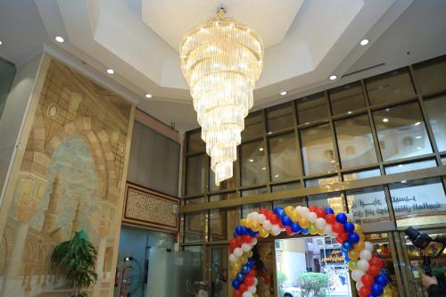 a chandelier hanging from the ceiling in a store at Abraj Al Tayseer Tuwa Hotel in Makkah