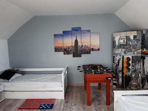 une chambre avec un lit et une table dedans dans l'établissement Maison prés des plages, à Névez