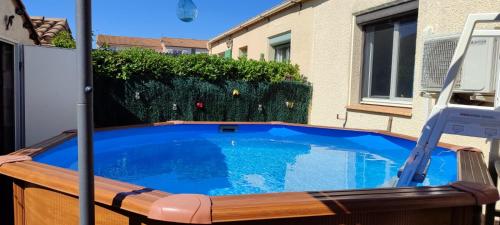 une piscine dans l'arrière-cour d'une maison dans l'établissement Maison, à Sérignan