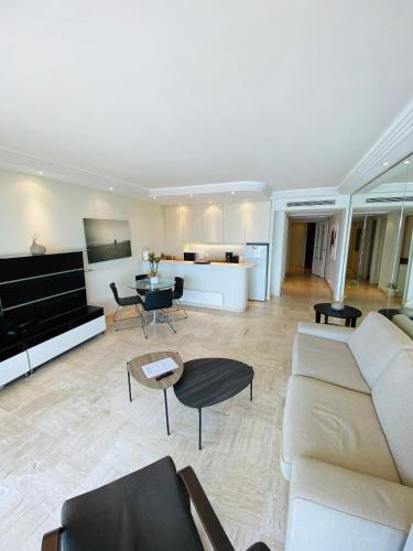 un salon avec un canapé et une table dans l'établissement GRAND HOTEL Résidence, à Cannes