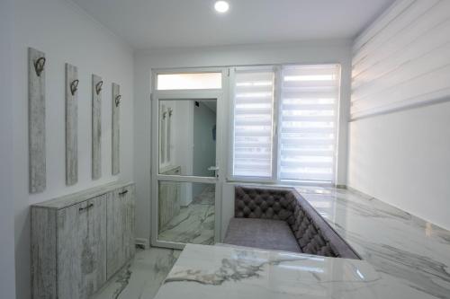 bagno con panca al centro di una stanza di Secret Guest House a Plovdiv