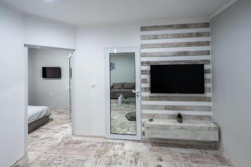 una camera da letto con parete in legno di recupero di Secret Guest House a Plovdiv