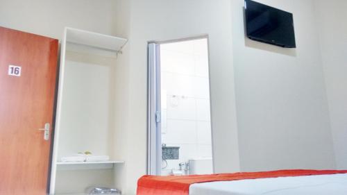 Televisyen dan/atau pusat hiburan di Casas Novas Hotel