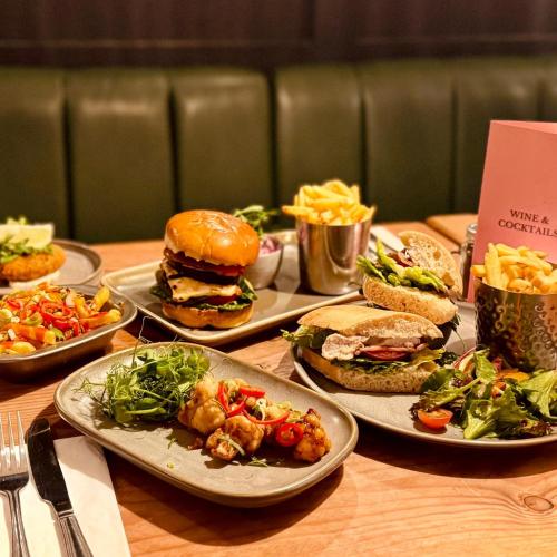 アイアンブリッジにあるThe Malthouseの食べ物の皿が置かれた木製のテーブル
