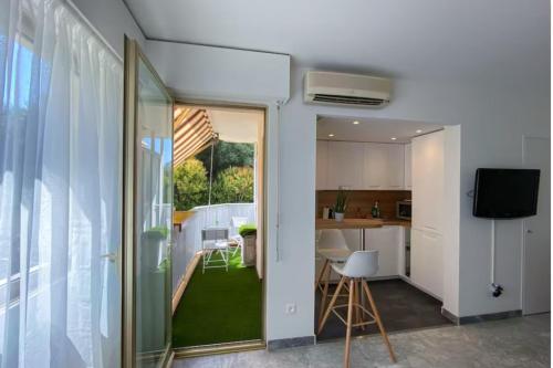 Photo de la galerie de l'établissement Charming flat with balcony in Juan Les Pins, à Antibes