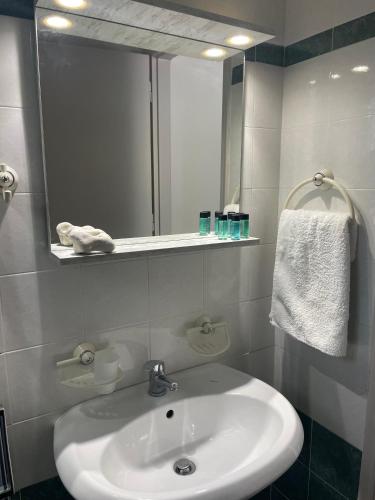 a bathroom with a sink and a mirror at Villa Diana in Nikiana