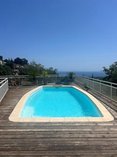 - une piscine avec une terrasse en bois à côté dans l'établissement Casa Di Mammò, à Cervione