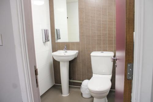 a bathroom with a toilet and a sink at Safestay London Kensington Holland Park in London