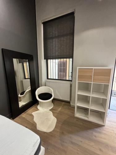 une chambre avec un lit et des toilettes et une fenêtre dans l'établissement Coeur Confluence T2, à Lyon