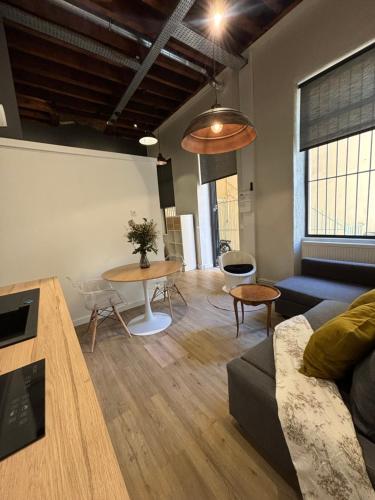 un salon avec un canapé et une table dans l'établissement Coeur Confluence T2, à Lyon