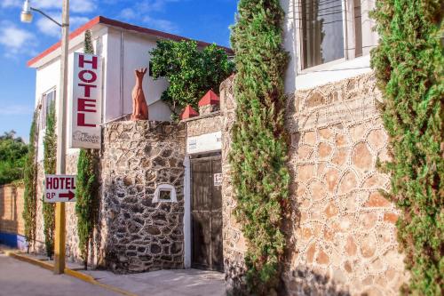 a building with ivy growing on the side of it at Hotel Quinta Paraiso in Cocoyoc