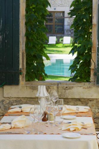 a table with wine glasses and napkins on it at Auberge Du Parc in Orgon