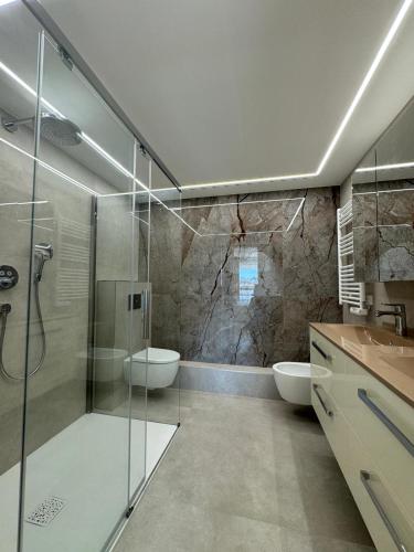une salle de bain avec une douche, des toilettes et un lavabo dans l'établissement GRAND HOTEL Résidence, à Cannes