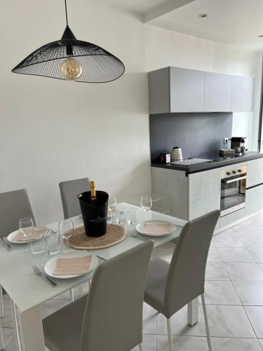 une cuisine avec une table à manger, des chaises et une lumière naturelle. dans l'établissement Entre Ciel et Mer, à Menton