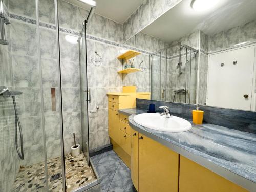 Bilik mandi di Appartement Eléa, Vue sur Mer, T1 sur Fréjus à 150m des plages