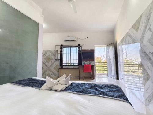 Una cama o camas en una habitación de Hotel Hari Om