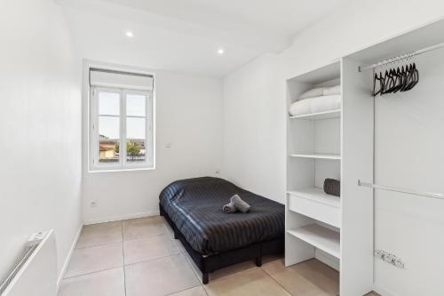 une pièce avec un pouf dans un placard dans l'établissement Appartement de caractère Central Cosy & Calme, à Pierre-Bénite