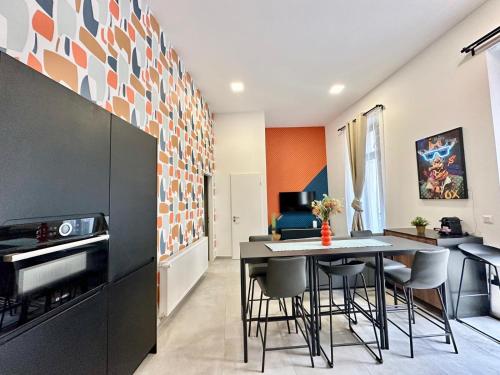 布达佩斯TubLife Terrace Suite II PRIVATE JACUZZI II freeparking的厨房兼餐厅，配有桌椅