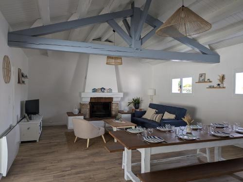TV a/nebo společenská místnost v ubytování Maison familiale avec dépendance 100m2 proche de la mer