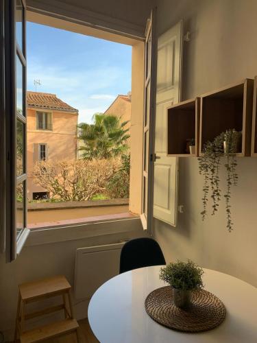 une pièce avec une table et une fenêtre avec vue dans l'établissement Studio centre Aix-en-Provence, à Aix-en-Provence