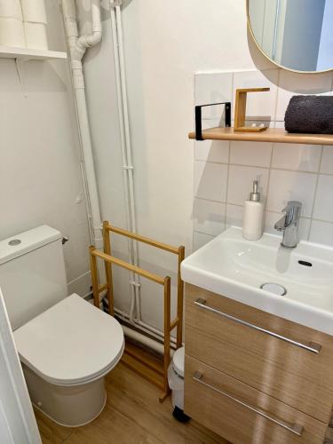 une salle de bain avec toilettes et lavabo dans l'établissement Studio centre Aix-en-Provence, à Aix-en-Provence
