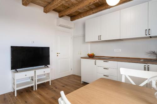 Η κουζίνα ή μικρή κουζίνα στο Apartments Eliza