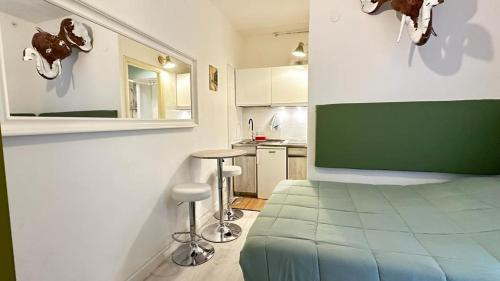 Una pequeña habitación con una cama y una cocina. en Tiny Elephant Mini suite in Rome, en Roma