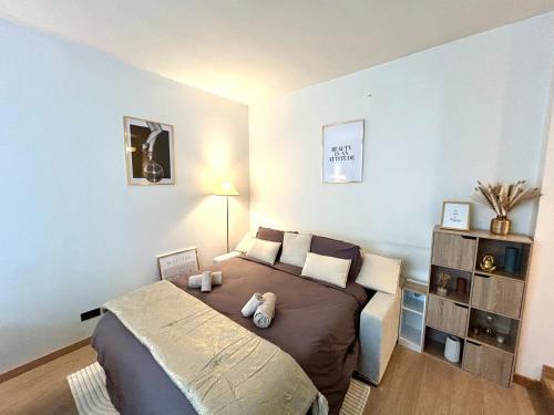 une chambre avec un grand lit dans une pièce dans l'établissement Luxury Suite Arc de Triomphe - 4 people, à Paris