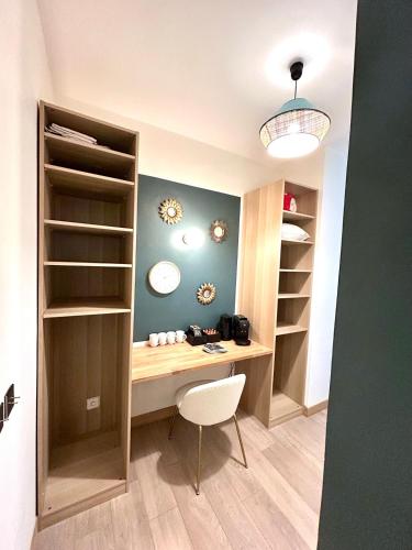 Cette chambre comprend un bureau avec une chaise et des étagères. dans l'établissement Luxury Suite Arc de Triomphe - 4 people, à Paris