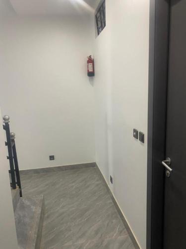 an empty room with a white wall and a door at Chambre meublée avec balcon 3S Ngor Almadies Dakar in Dakan
