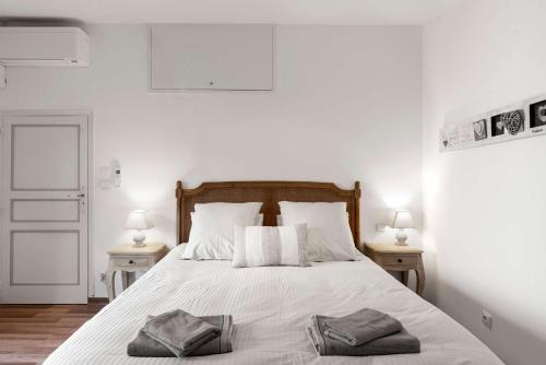 une chambre avec un lit avec deux serviettes dessus dans l'établissement Le Tranquille characterful apartment, à Carcassonne