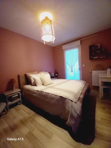 une chambre avec un grand lit et une fenêtre dans l'établissement Appartement T2, à Capbreton