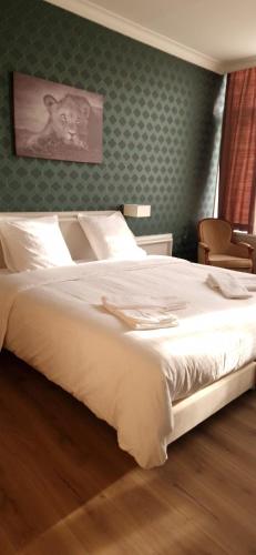 Postel nebo postele na pokoji v ubytování Hotel La Pomme d'Or