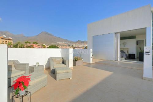 El Duque Modern Villa With Pool