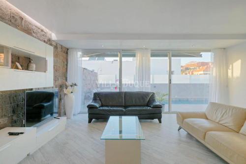 El Duque Modern Villa With Pool