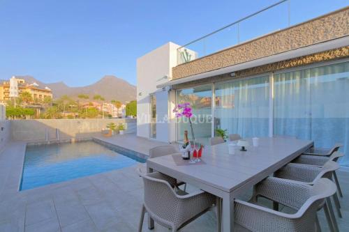 El Duque Modern Villa With Pool