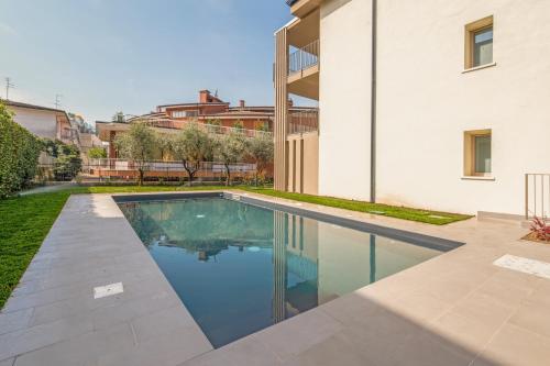 ein Swimmingpool im Hinterhof eines Hauses in der Unterkunft ApartmentsGarda - Eleonora Studio 7 in Garda
