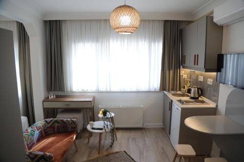 イスタンブールにあるAgion Living Taksim Cihangirのキッチン、リビングルームが備わる小さなアパートメントです。