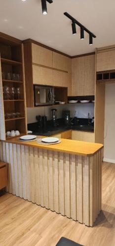 クイアバにあるFlat Premium Studio Cuiabá 701の部屋にある木製のカウンタートップを備えたキッチン