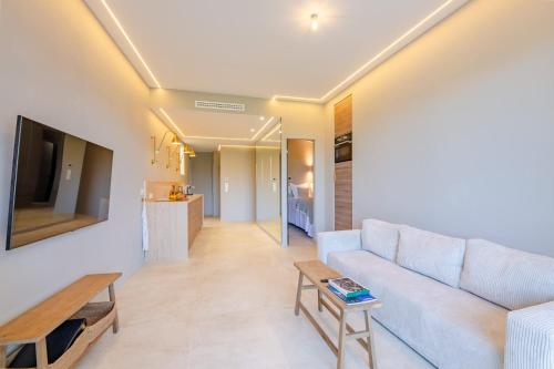 un salon avec un canapé et une table dans l'établissement 2 bedroom with terrace and garden view 2 min from beach, à Cannes