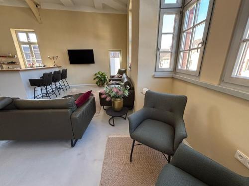 salon z kanapami i krzesłami oraz telewizorem w obiekcie Bel Etage w mieście Höxter