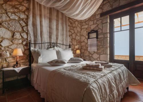 Posteľ alebo postele v izbe v ubytovaní Armos Stone Villa - Private Pool & Sea Views, by ZanteWize