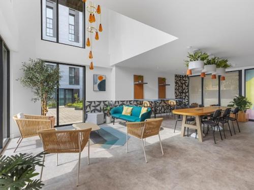 a living room with a table and chairs at Modern Flat in Central Cambridge in Girton