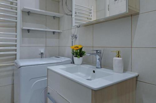 ein weißes Badezimmer mit Waschbecken und Toilette in der Unterkunft APARTMAN KRUNA in Belgrad