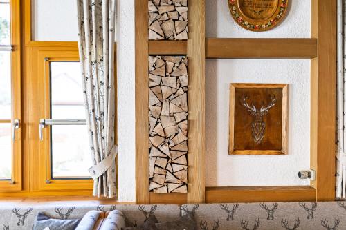 Una habitación con dos ventanas y una imagen de un ciervo en la pared. en Hotel Gasthaus Hirschen Todtnau Brandenberg Hochschwarzwald Feldberg, en Todtnau