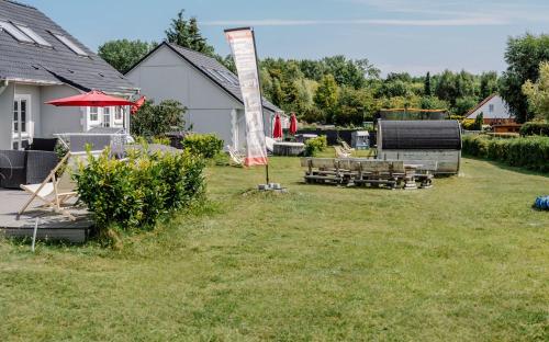 a yard with a picnic table and a house at Ferienhäuser Insel Usedom Haus Jojo 7 - Blick aufs Achterwasser! Whirlpool und Sauna in Lütow
