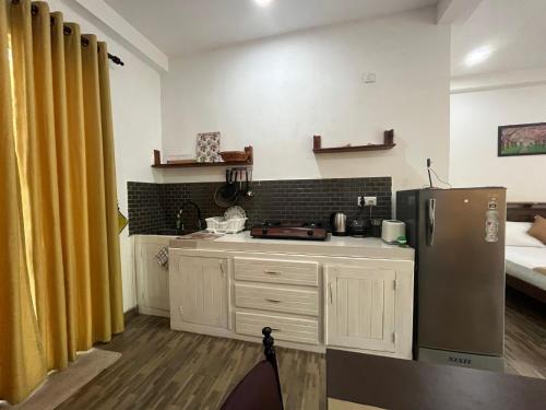 Η κουζίνα ή μικρή κουζίνα στο Wirges Villa - hikkaduwa