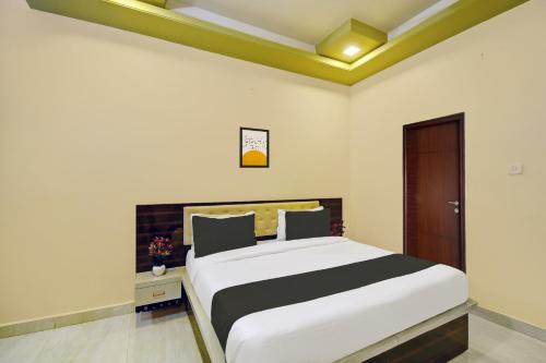 a bedroom with a large bed in a room at Hotel O Neelkanth in Jaipur