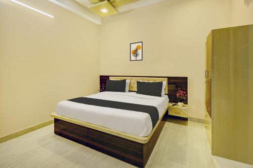 a bedroom with a large bed in a room at Hotel O Neelkanth in Jaipur